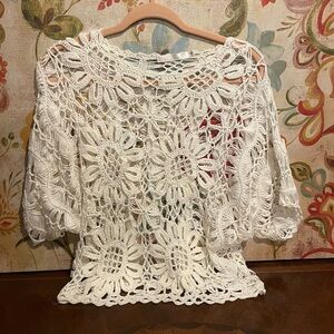 White Diamonds Short sleeve white crocheted top size small